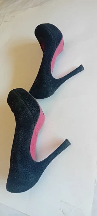 Zapatos de tacón negros,bronce y botas.