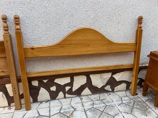 Cabezal de cama de madera.