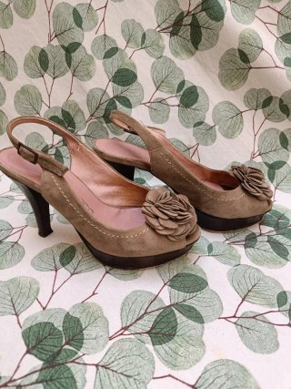 Zapatos Nobuck Gris con Flor yPlataforma cómoda.