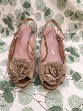 Zapatos Nobuck Gris con Flor yPlataforma cómoda.