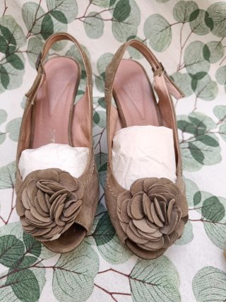 Zapatos Nobuck Gris con Flor yPlataforma cómoda.