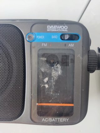 Radio estropeada, serviría para  recambios.