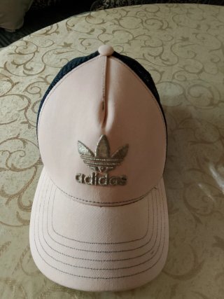 Gorra Adidas beige y Negra