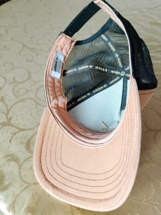 Gorra Adidas beige y Negra