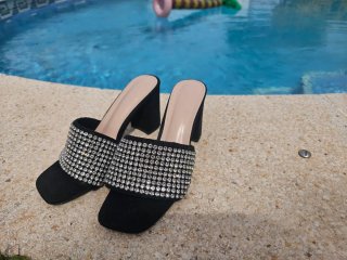 Sandalias negras con pedrería