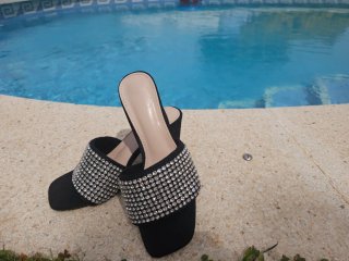 Sandalias negras con pedrería