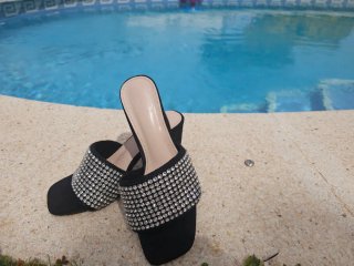 Sandalias negras con pedrería