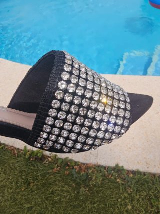 Sandalias negras con pedrería