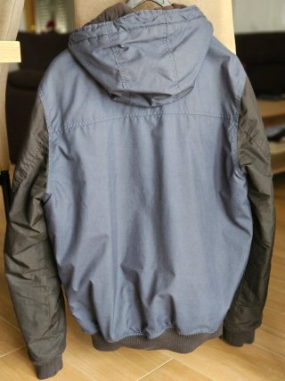 Chaqueta bomber azul y negra