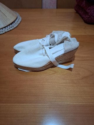 Alpargatas blancas atadas talla 37