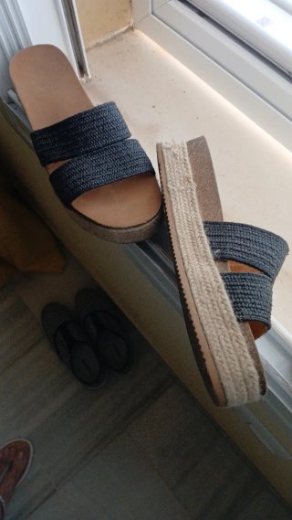 Sandalias de cuña beige y negras