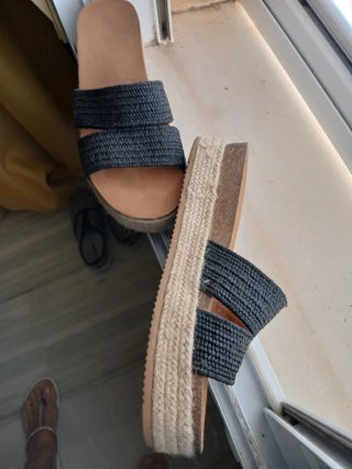 Sandalias de cuña beige y negras