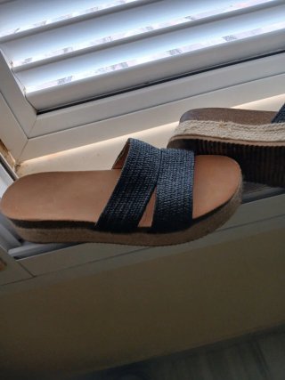 Sandalias de cuña beige y negras