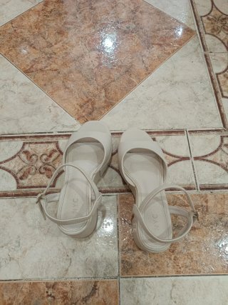 Sandalias de tacón color crema