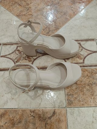 Sandalias de tacón color crema