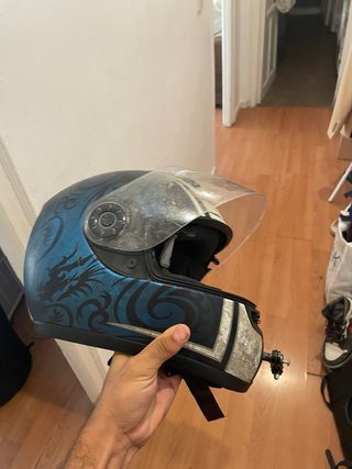 Casco de moto con diseño dragón