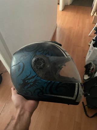 Casco de moto con diseño dragón