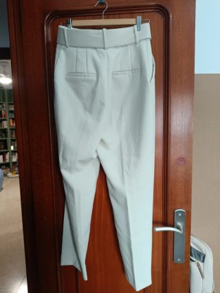 Pantalones beige con cinturón