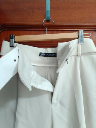 Pantalones beige con cinturón