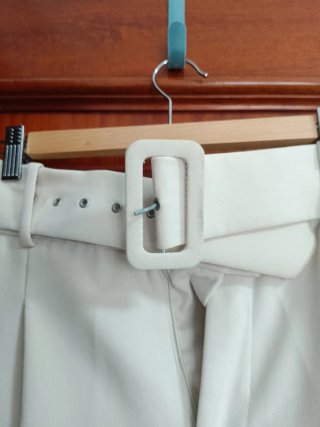 Pantalones beige con cinturón