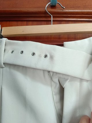 Pantalones beige con cinturón