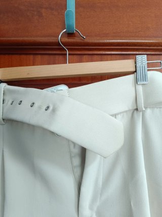 Pantalones beige con cinturón