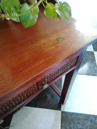 Escritorio de madera con cajones