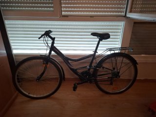 Bicicleta de paseo negra sin uso Llena de detalles