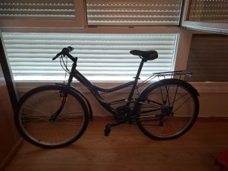 Bicicleta de paseo negra sin uso Llena de detalles