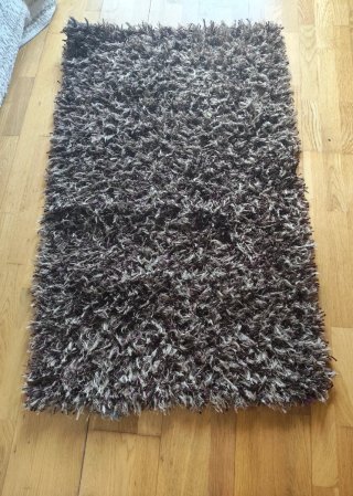 Alfombra mullida marrón y beige