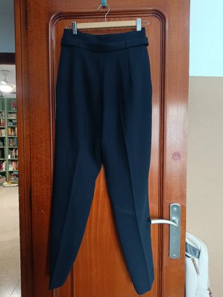 Pantalones azul marino con cinturón Mango