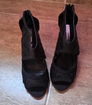 Zapatos de tacón negros con encaje