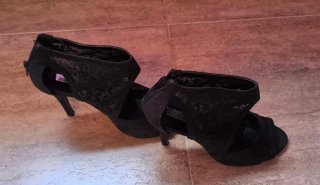 Zapatos de tacón negros con encaje