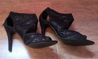 Zapatos de tacón negros con encaje