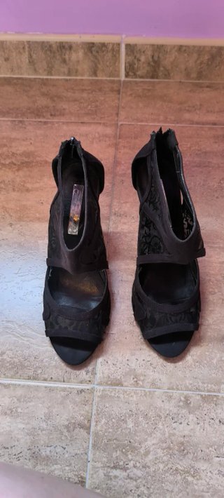 Zapatos de tacón negros con encaje