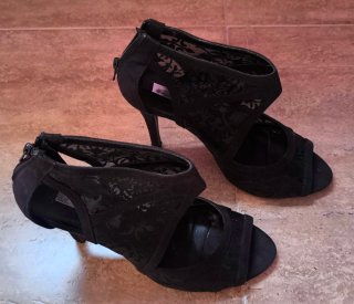 Zapatos de tacón negros con encaje