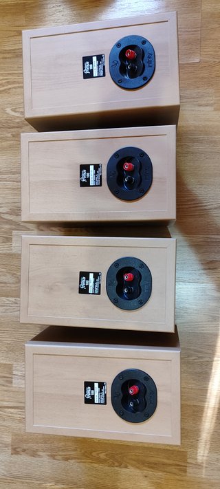 4 altavoces con soportes de pared