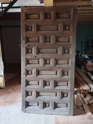 Puerta de madera antigua tallada