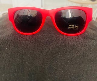 Gafas de sol rojas y amarillas, la bandera mixta