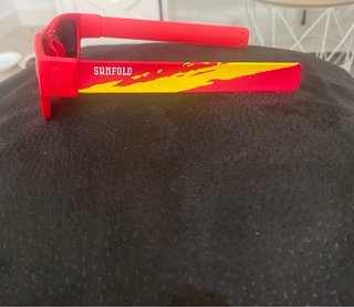Gafas de sol rojas y amarillas, la bandera mixta