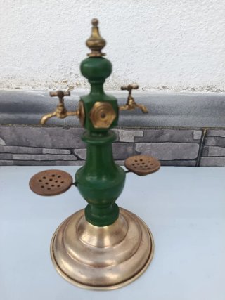 Antigua fuente pública decorativa