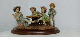 Figura niños jugando a las cartas