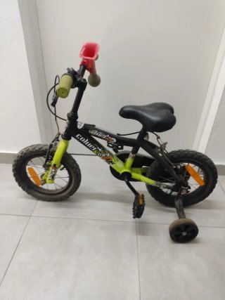 Bicicleta infantil con ruedines
