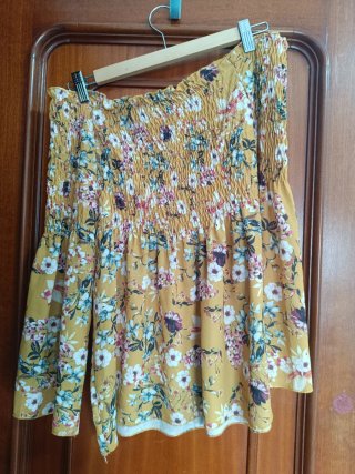 Blusa floral amarilla con hombros descubiertos