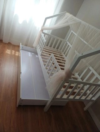 Cama casa blanca con dosel