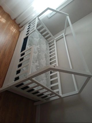 Cama casa blanca con dosel