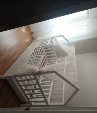Cama casa blanca con dosel