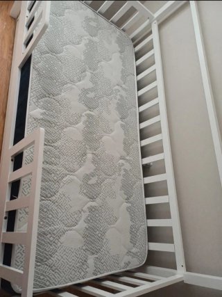 Cama casa blanca con dosel
