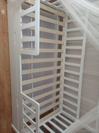 Cama casa blanca con dosel