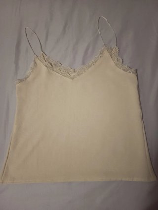 Blusa lencera beige con encaje